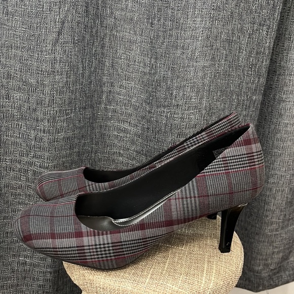 Comfort Plus by Predictions Heels - Picture 2 of 5